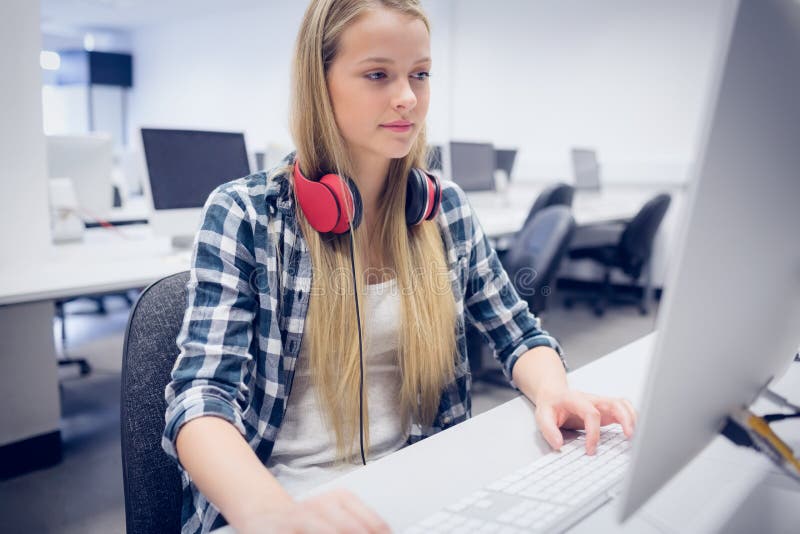 Studente serio che lavora al computer fotografia stock libera da diritti Studente serio che lavora al computer fotografia stock libera da diritti