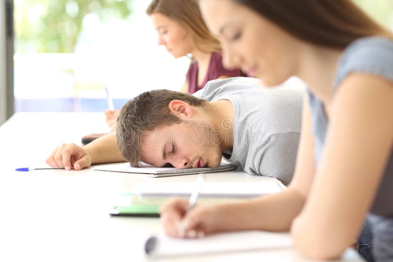 Studente stanco che dorme nella classe A all'aula