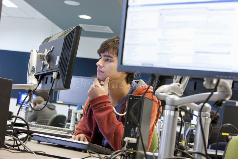 Studente universitario Using Computer