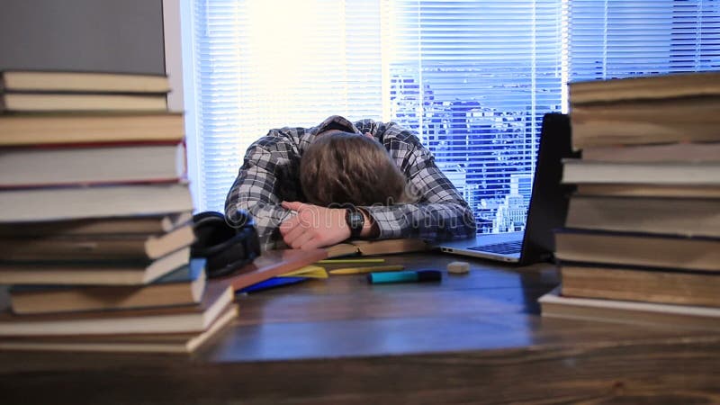 Studenten avverkar sovande under examenförberedelse lager videofilmer