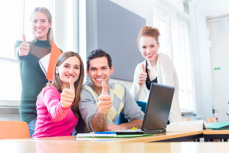 Studenten beim Teamwork-Lernen lizenzfreie stockfotos Studenten beim Teamwork-Lernen lizenzfreie stockfotos
