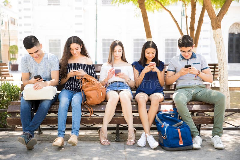 Studenten bezig het gebruiken van hun celtelefoons stock foto's Studenten bezig het gebruiken van hun celtelefoons stock foto's