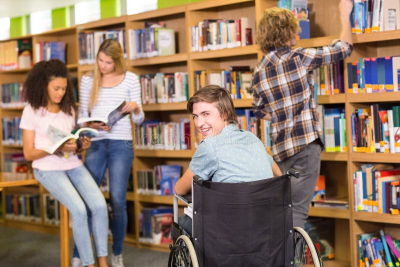 Studenten in bibliotheek royalty-vrije stock afbeelding Studenten in bibliotheek royalty-vrije stock afbeelding