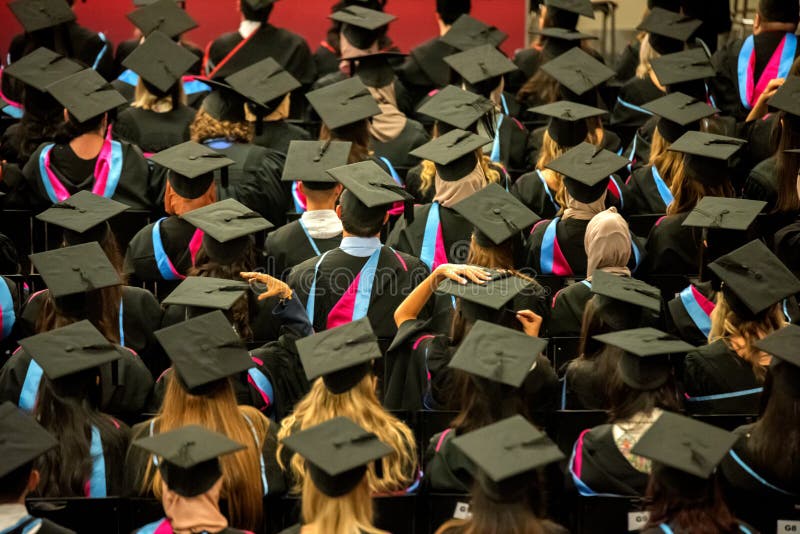 Studenten bij graduatieceremonie stock afbeeldingen Studenten bij graduatieceremonie stock afbeeldingen