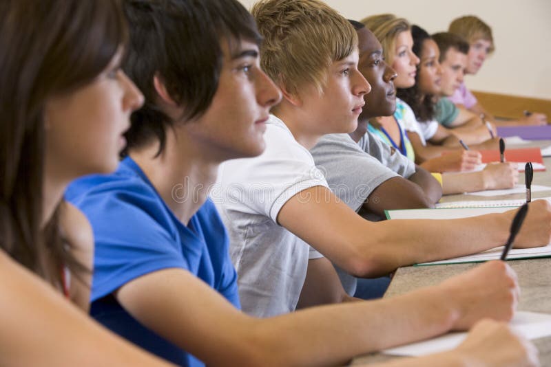 Studenten die aan een universitaire lezing luisteren stock foto Studenten die aan een universitaire lezing luisteren stock foto