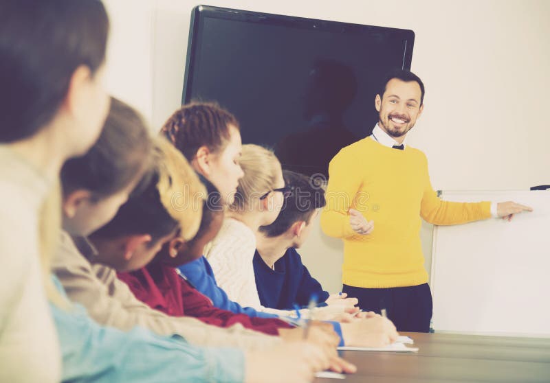 Studenten, die auf Lehrer hören stockfotos Studenten, die auf Lehrer hören stockfotos