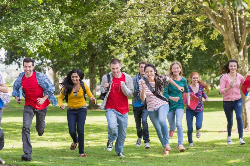 Studenten, die in den Park laufen lizenzfreie stockbilder Studenten, die in den Park laufen lizenzfreie stockbilder