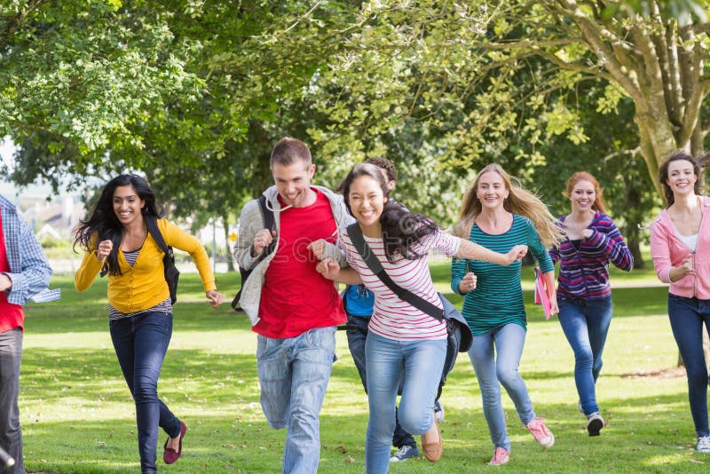 Studenten, die in den Park laufen lizenzfreies stockfoto Studenten, die in den Park laufen lizenzfreies stockfoto