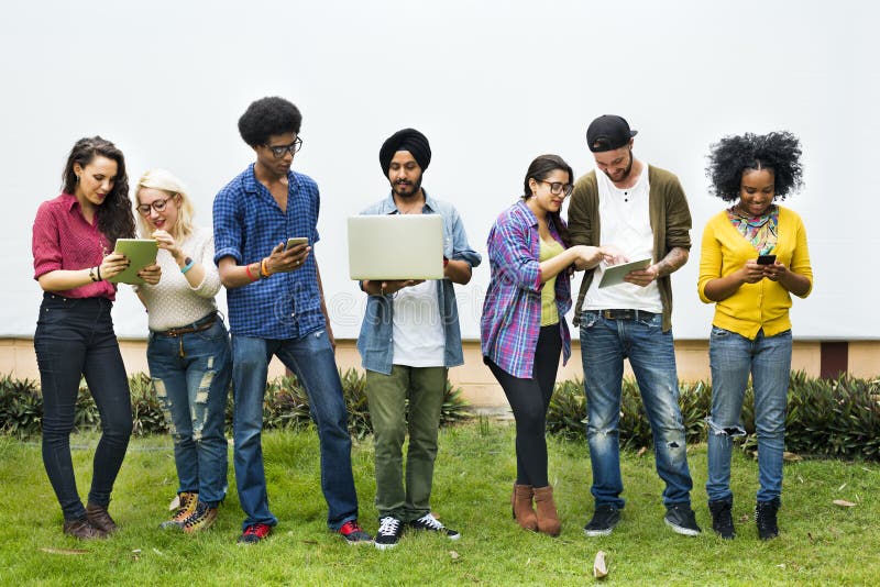 Studenten, die Digital-Gerät-Konzept verwenden Studenten, die Digital-Gerät-Konzept verwenden