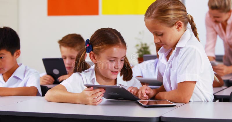 Studenten, die digitale Tablette im Klassenzimmer verwenden