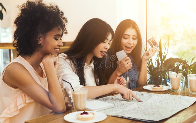 Studenten die kaartjes met smartphone en creditcard beslissen te kopen royalty-vrije stock afbeeldingen Studenten die kaartjes met smartphone en creditcard beslissen te kopen royalty-vrije stock afbeeldingen