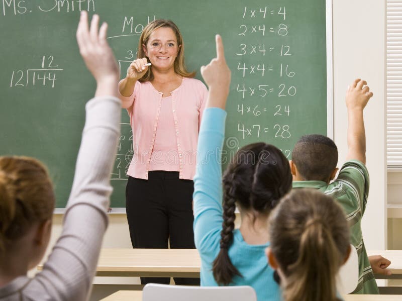 Studenten die leraarsvraag beantwoorden stock afbeeldingen Studenten die leraarsvraag beantwoorden stock afbeeldingen