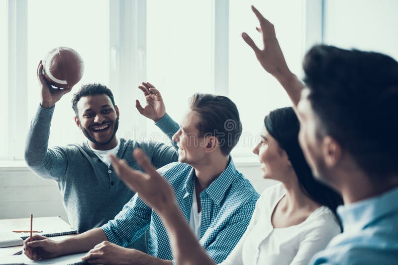 Studenten die met Rugbybal spelen in Klaslokaal stock afbeeldingen Studenten die met Rugbybal spelen in Klaslokaal stock afbeeldingen