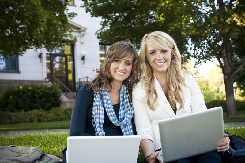 Studenten die op Laptop Computer bestuderen stock afbeeldingen Studenten die op Laptop Computer bestuderen stock afbeeldingen