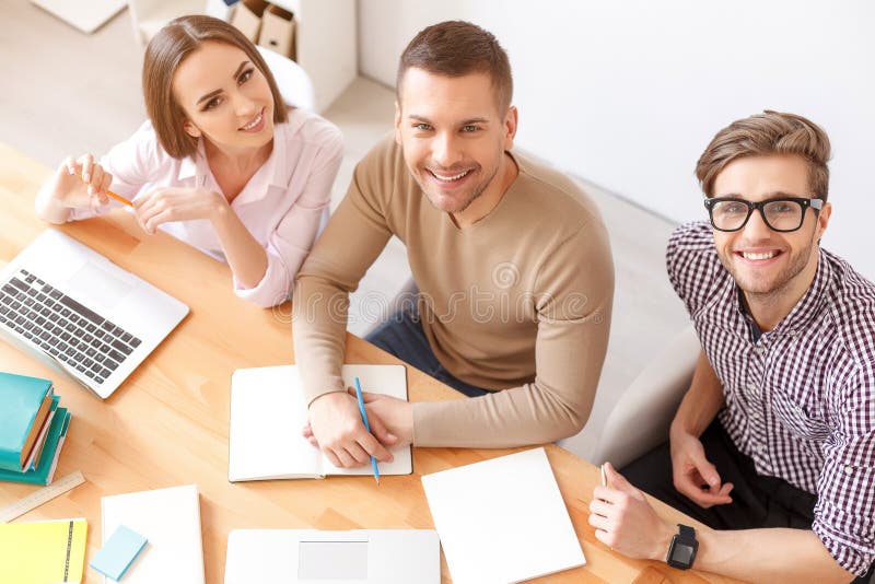 Studenten die samen thuis bestuderen stock fotografie Studenten die samen thuis bestuderen stock fotografie