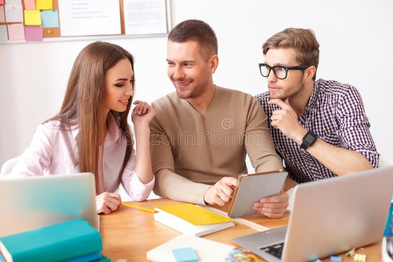 Studenten die samen thuis bestuderen stock fotografie Studenten die samen thuis bestuderen stock fotografie