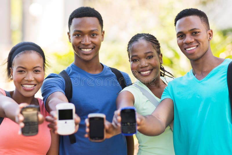 Studenten die slimme telefoon tonen royalty-vrije stock fotografie Studenten die slimme telefoon tonen royalty-vrije stock fotografie