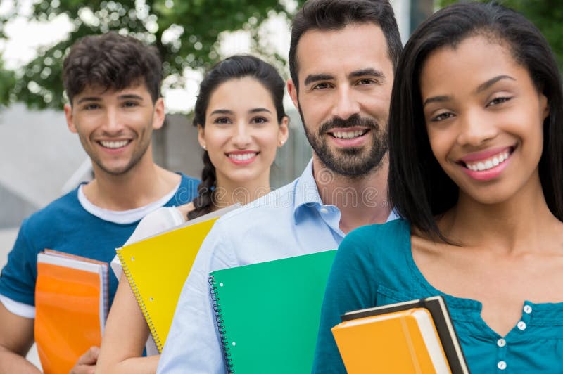 Studenten die zich op een rij bevinden royalty-vrije stock foto Studenten die zich op een rij bevinden royalty-vrije stock foto