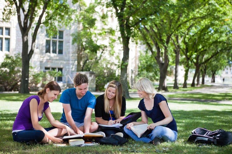 Studenten, die zusammen studieren lizenzfreie stockfotos Studenten, die zusammen studieren lizenzfreie stockfotos