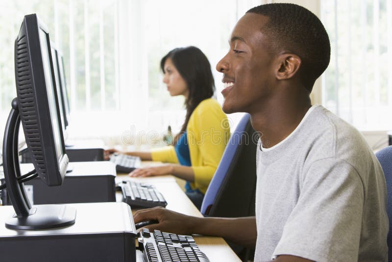 Studenten in einem Computerlabor lizenzfreies stockfoto Studenten in einem Computerlabor lizenzfreies stockfoto