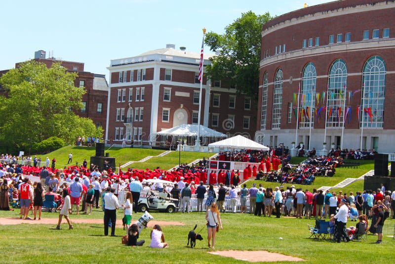 Studenten het indienen tot ontvangt diploma's bij Wesleyan Universitaire circa Mei 2015 van Graduatiemiddletown Connecticut de V. stock afbeelding Studenten het indienen tot ontvangt diploma's bij Wesleyan Universitaire circa Mei 2015 van Graduatiemiddletown Connecticut de V. stock afbeelding