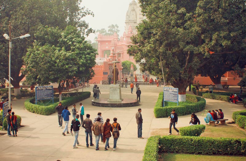 Studenten laufen zum Campus den Park der Bannares-Hindu-Universität durch