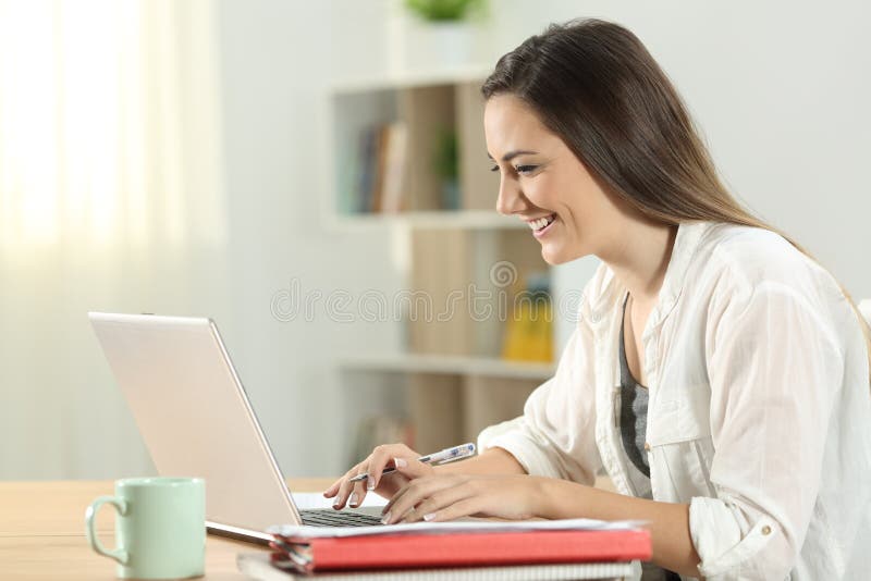 Studentene-learning online zu Hause mit einem Laptop