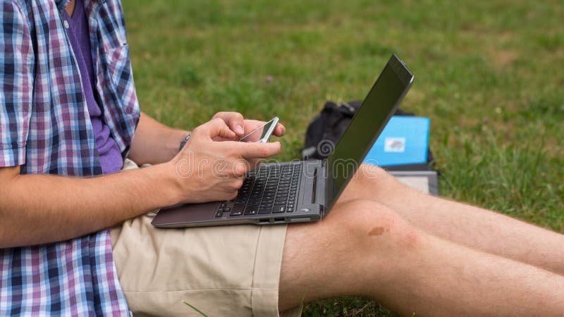 Studentenhände mit Handy und Laptop. lizenzfreie stockfotos Studentenhände mit Handy und Laptop. lizenzfreie stockfotos