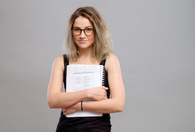 Studentenmädchen mit den Gläsern, die ein Buch halten lizenzfreies stockbild Studentenmädchen mit den Gläsern, die ein Buch halten lizenzfreies stockbild
