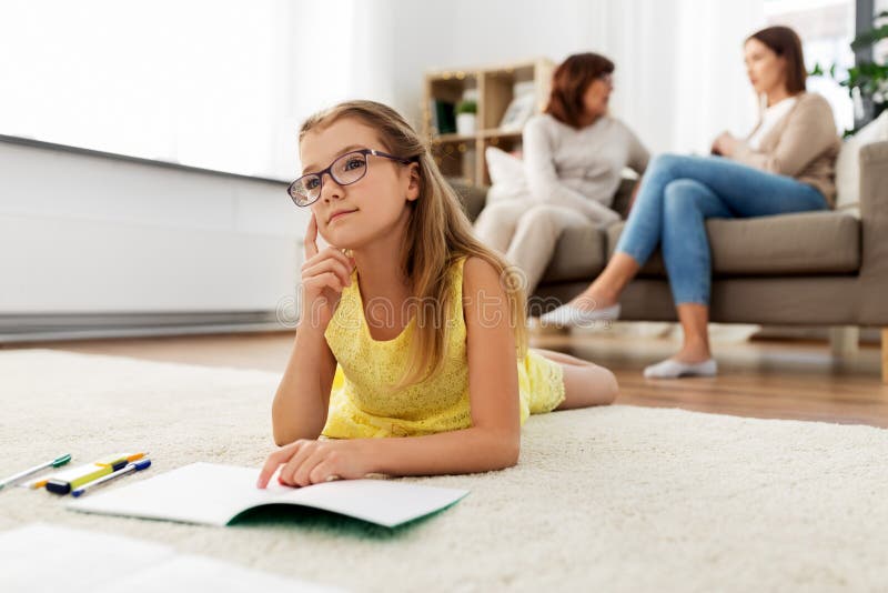 Studentenmädchen mit Notizbuch und zu Hause träumen stockfoto Studentenmädchen mit Notizbuch und zu Hause träumen stockfoto