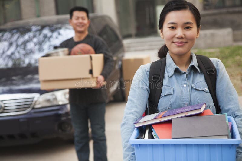 Studentenporträt vor Schlafsaal am College lizenzfreies stockfoto Studentenporträt vor Schlafsaal am College lizenzfreies stockfoto