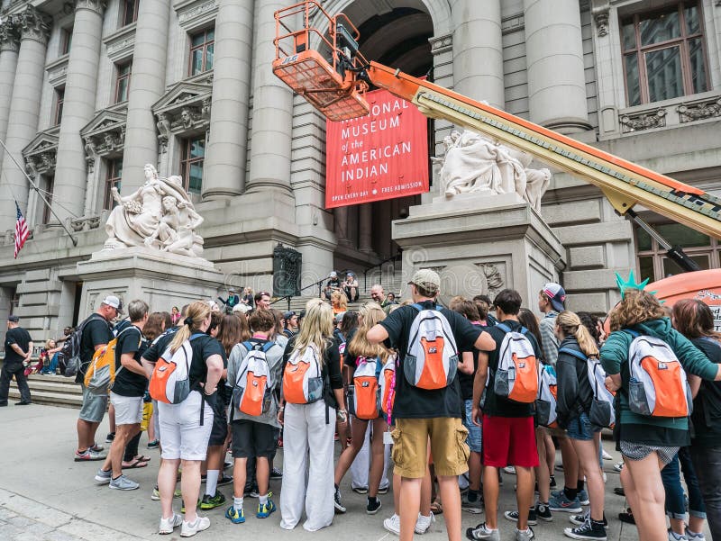 Studentenreisegruppe vor dem Nationalmuseum des Americ