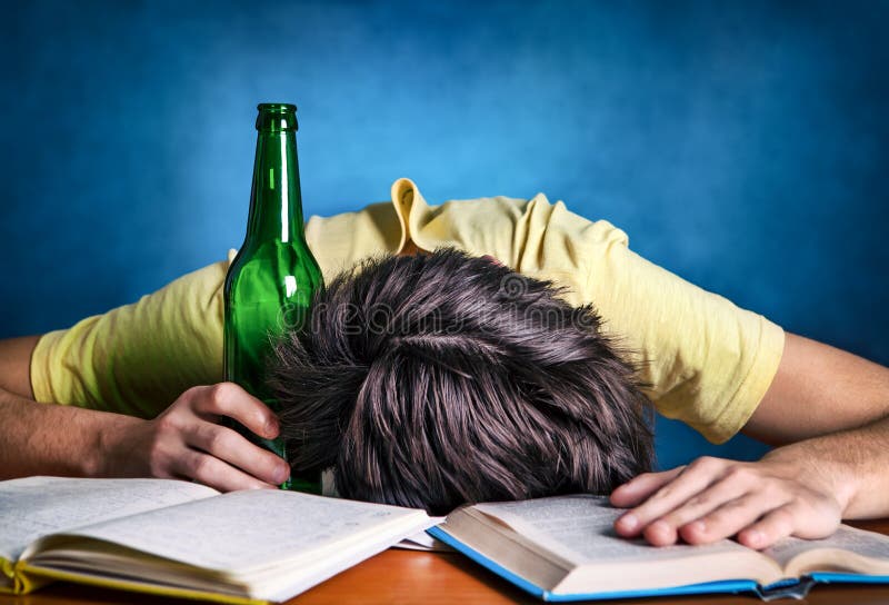 Studentenslaap met een Bier royalty-vrije stock afbeelding Studentenslaap met een Bier royalty-vrije stock afbeelding