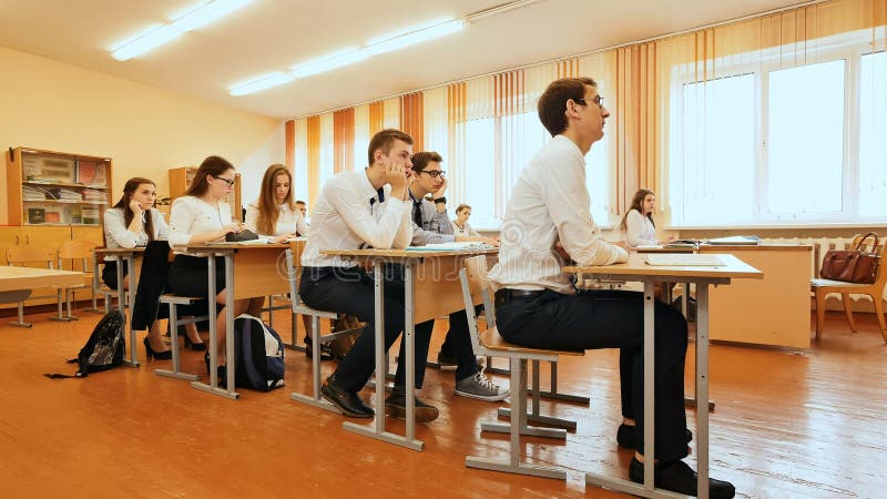 Studenter i klassrumet är på deras skrivbord Rysk skola fotografering för bildbyråer Studenter i klassrumet är på deras skrivbord Rysk skola fotografering för bildbyråer