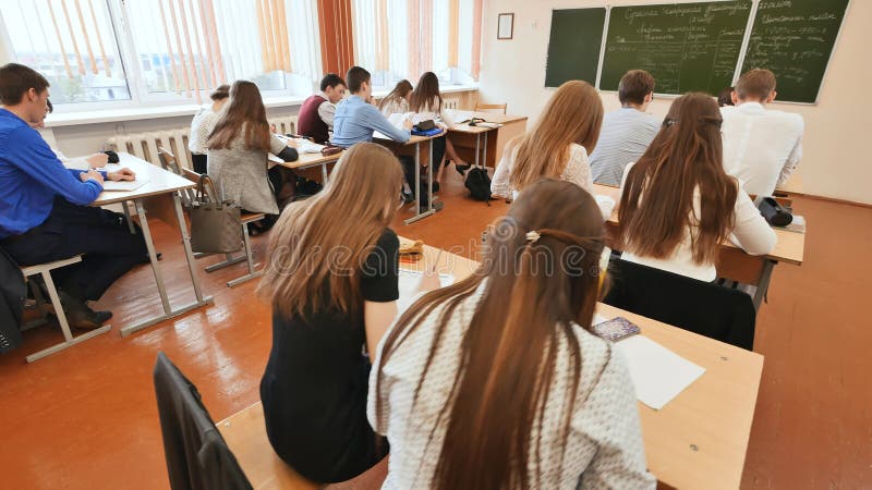 Studenter i klassrumet är på deras skrivbord Rysk skola royaltyfria foton Studenter i klassrumet är på deras skrivbord Rysk skola royaltyfria foton