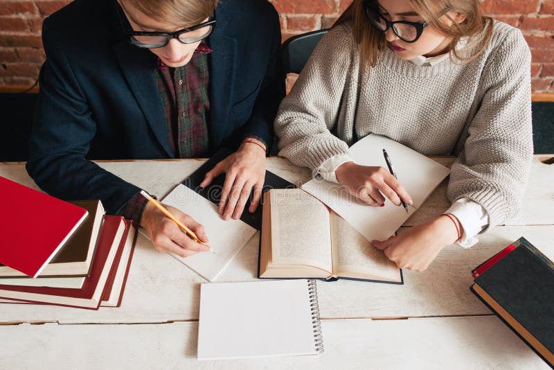 Studenter man, och kvinnan rekapitulerar bästa sikt för text royaltyfri fotografi Studenter man, och kvinnan rekapitulerar bästa sikt för text royaltyfri fotografi