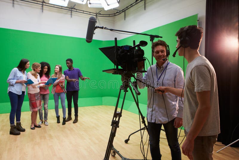 Studenter på massmediastudiekurs i TVstudio