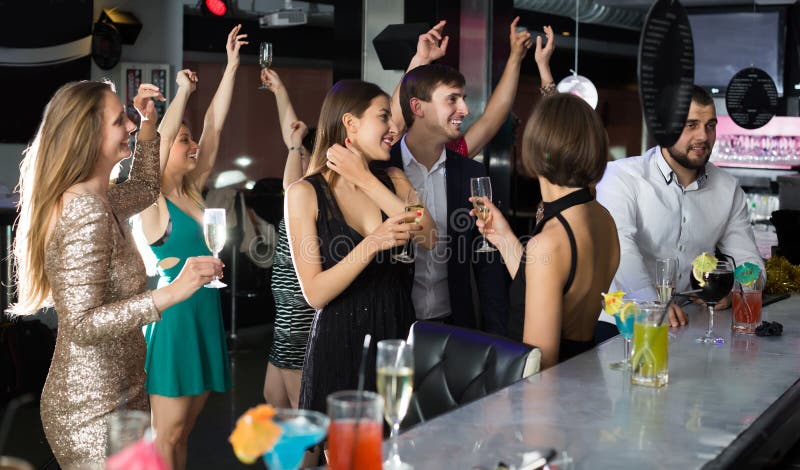 Studenter som dansar i stången royaltyfri fotografi Studenter som dansar i stången royaltyfri fotografi