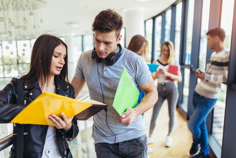 Studenter som tillsammans studerar i korridoren av universitetet royaltyfri fotografi Studenter som tillsammans studerar i korridoren av universitetet royaltyfri fotografi
