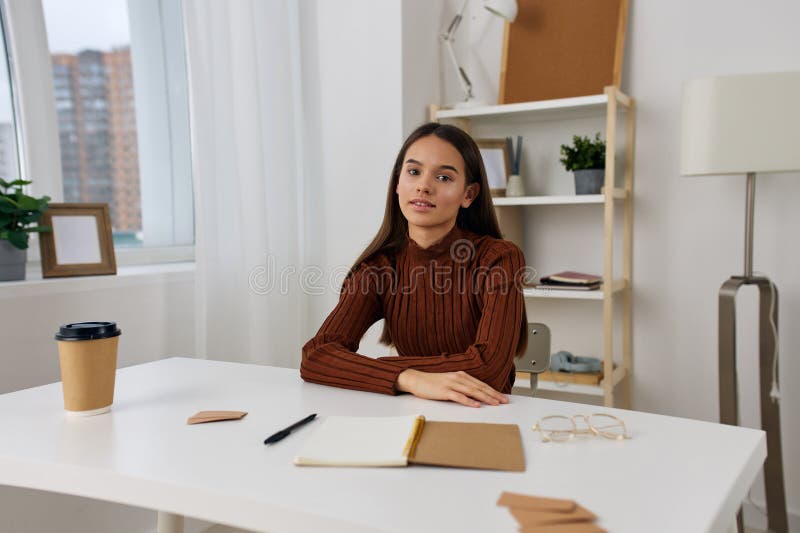 ragazza esame preparazione taccuino tavolo scolara adolescente