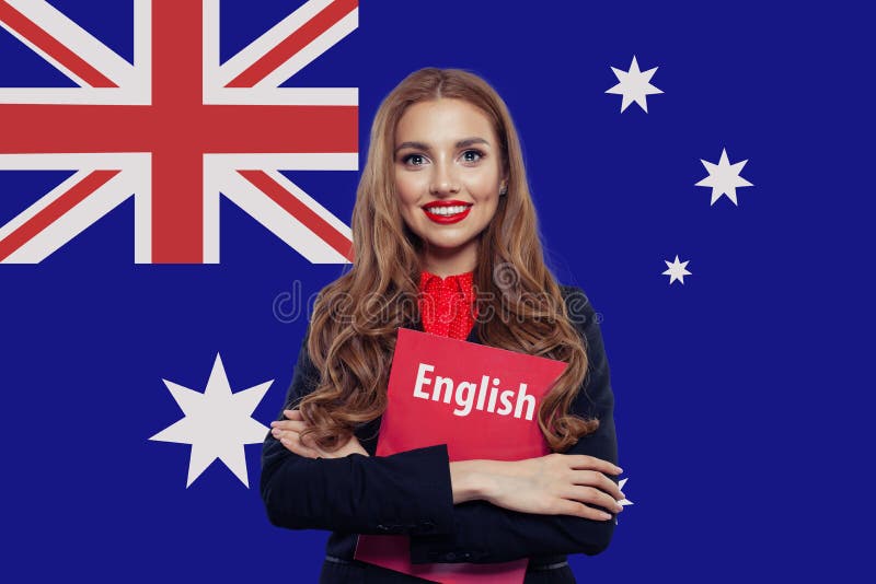 Studentessa sorridente felice con il libro contro il fondo australiano della bandiera Viaggio e istruzione in Australia fotografie stock libere da diritti Studentessa sorridente felice con il libro contro il fondo australiano della bandiera Viaggio e istruzione in Australia fotografie stock libere da diritti