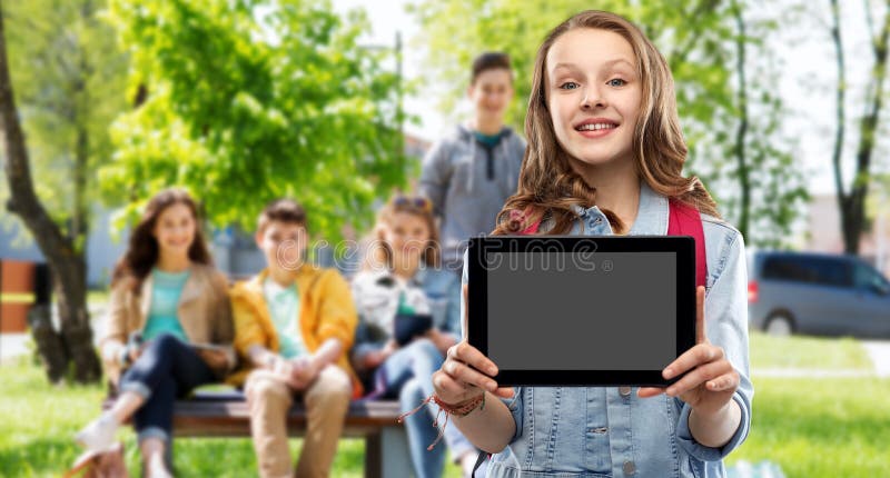 Studentflicka med skolap?sen och minnestavladatoren royaltyfri fotografi Studentflicka med skolap?sen och minnestavladatoren royaltyfri fotografi