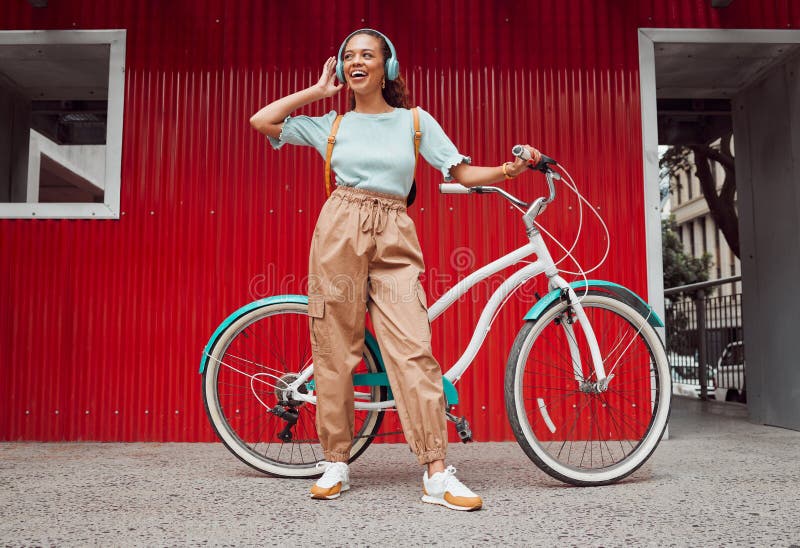 Studentflicka och cykel med hörlursmusik för ett hållbart pendlingsfritid på Chicago usa. gen z College Girl med royaltyfri fotografi