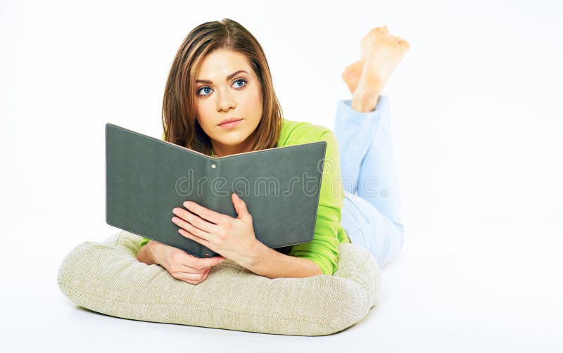 Studentflicka som förbereder sig för examen och läser en bok. isolerad med