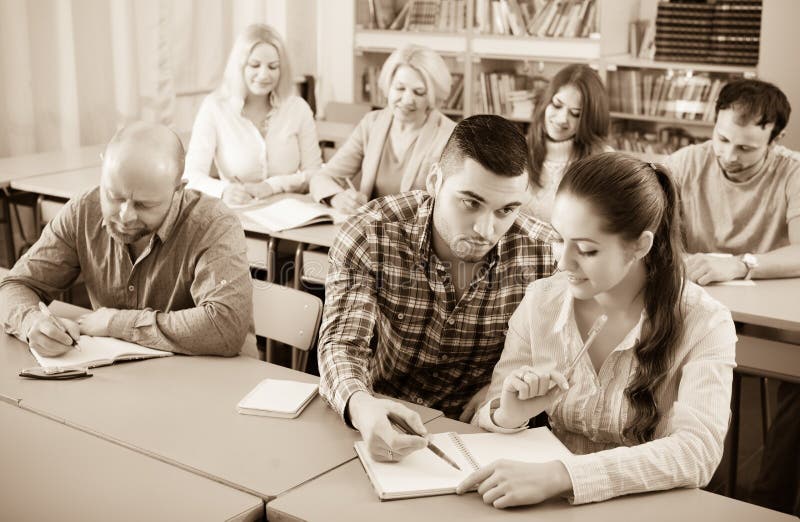 Studenti ai corsi di estensione immagini stock Studenti ai corsi di estensione immagini stock