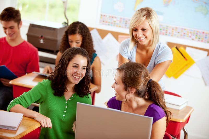 Studenti: Anni dell'adolescenza che lavorano insieme sul progetto della scuola immagine stock Studenti: Anni dell'adolescenza che lavorano insieme sul progetto della scuola immagine stock