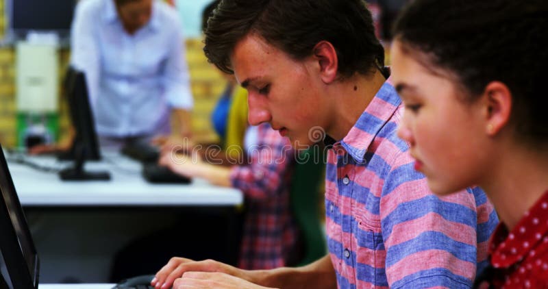 Studenti attenti che per mezzo del computer