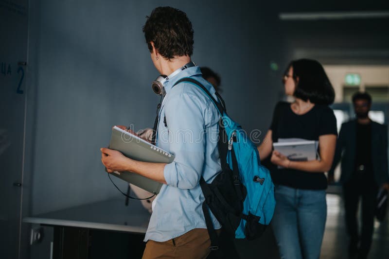 Studenti che conversano nel corridoio tra classi universitarie fotografie stock