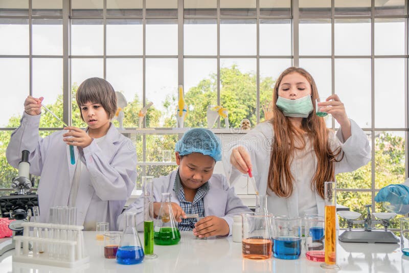 Studenti che hanno esperimenti di chimica nel laboratorio di scienza immagine stock libera da diritti Studenti che hanno esperimenti di chimica nel laboratorio di scienza immagine stock libera da diritti