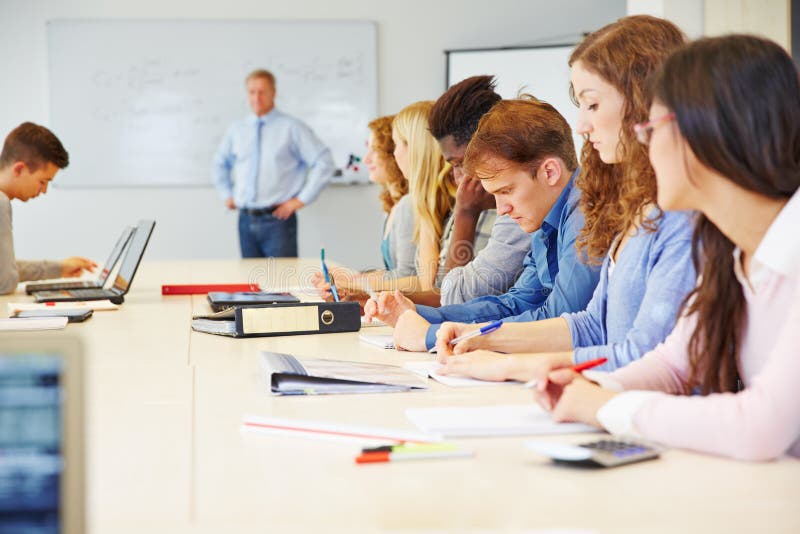 Studenti che imparano nell'università immagini stock Studenti che imparano nell'università immagini stock